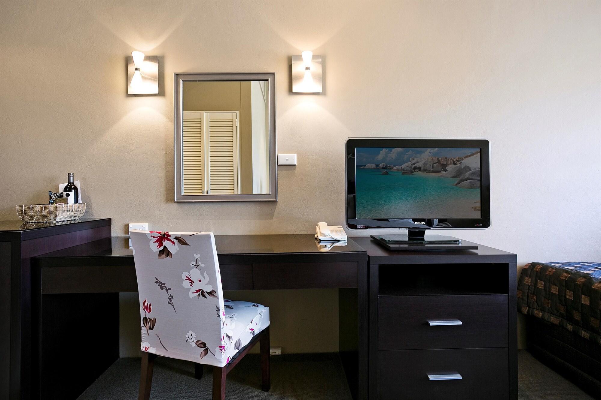 Best Western Sanctuary Inn Тамуорт Экстерьер фото